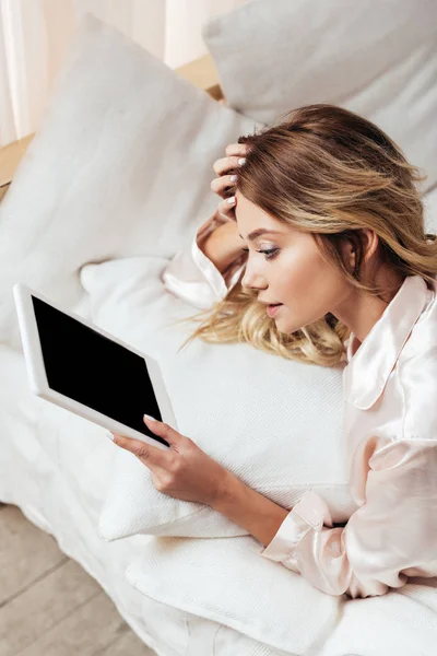 Atractiva Mujer Usando Tableta Digital Con Pantalla Blanco Cama Durante — Foto de stock gratuita