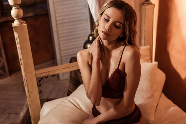 Hinreißende Blonde Weibliche Modell Roten Spitzenunterwäsche Posiert Auf Dem Bett — Stockfoto