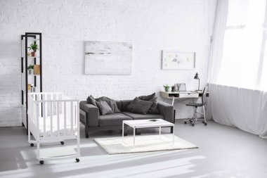 Bebek karyolası/beşik, kanepe ve çalışma alanı ile oturma odası modern iç