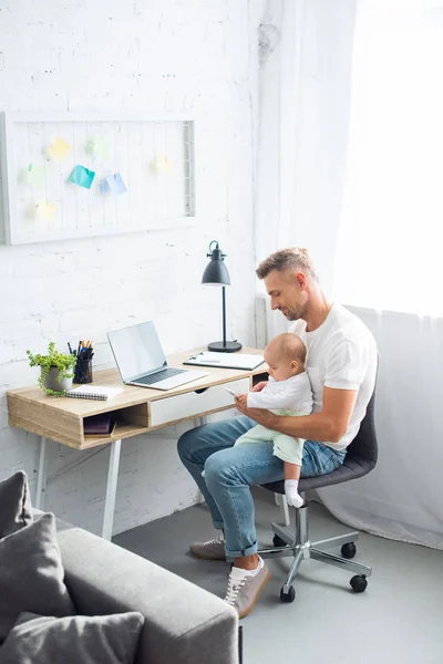 Vater Sitzt Computer Schreibtisch Benutzt Smartphone Und Hält Kleine Tochter — Stockfoto