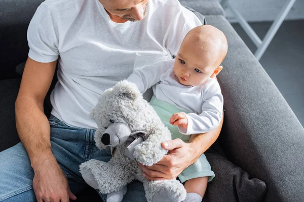 Entzückende Kleine Tochter Spielt Mit Teddybär Während Sie Mit Vater — Stockfoto