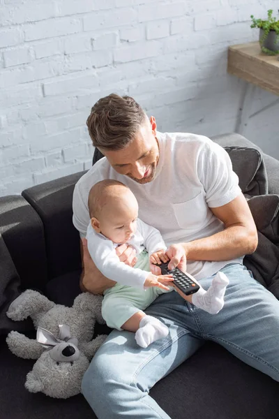 Father Baby Daughter Sitting Couch Holding Remote Controller Watching Television — Stock Photo, Image