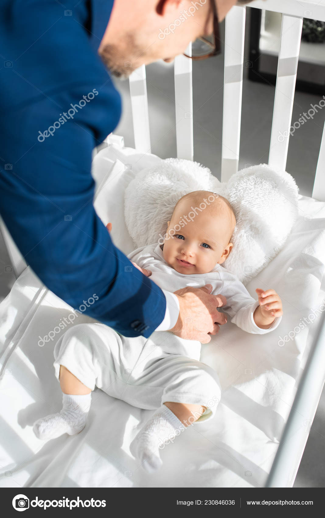 赤ん坊のまぐさ桶に幼い娘を入れてスーツで父のビューをトリミング 無料のストック写真 C Vitalikradko