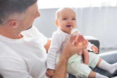 mutlu bebek kızının evde beslenme baba 