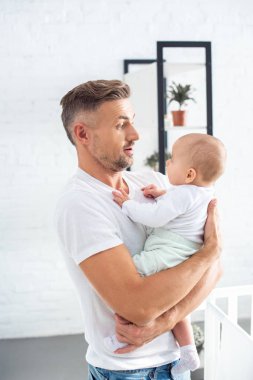 Baba evde bebek kızıma sürpriz arıyor 