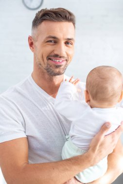 mutlu baba bebek kızı evde tutan 