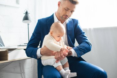 şirin bebek izle elbiseli yakışıklı baba dokunmadan