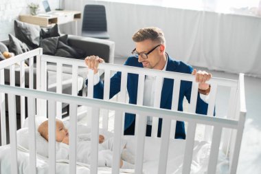formal Giyim Bebek Beşik Bebek kızı yanında oturan yakışıklı baba 