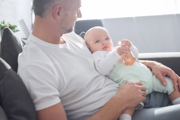 Lycklig Far Håller Baby Dotter Hemma — Stockfoto