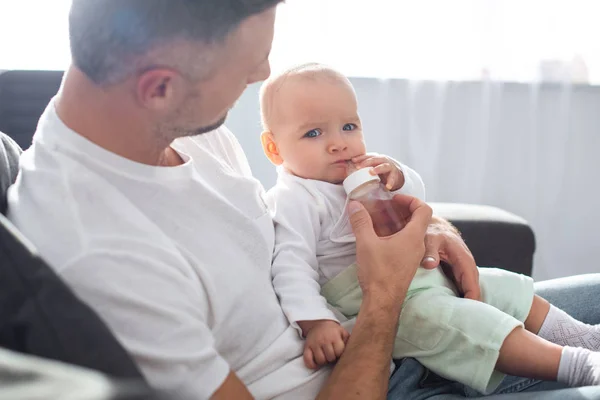 Ayah Memberi Makan Bayi Perempuan Dari Botol Rumah — Stok Foto