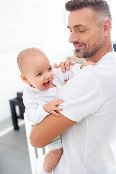 Gelukkig Vader Bedrijf Vrolijke Baby Thuis — Stockfoto