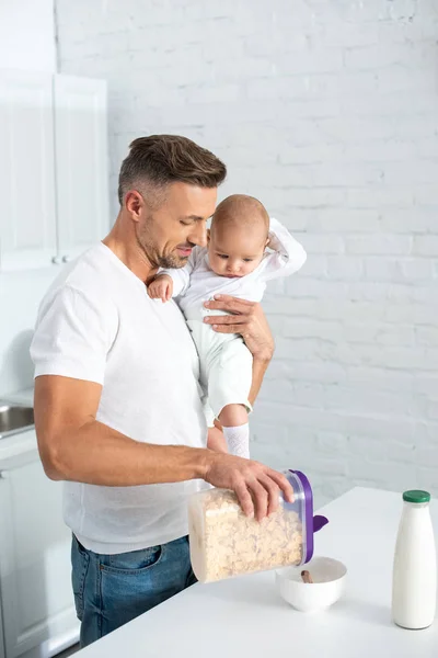 Far Hålla Baby Dotter Och Förbereder Frukost Köket — Stockfoto