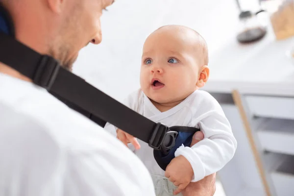 Messa Fuoco Selettiva Del Bambino Sorpreso Guardando Papà — Foto Stock