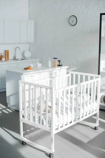 Tempat Tidur Bayi Putih Ruangan Modern Dengan Sinar Matahari Dan — Foto Stok Gratis