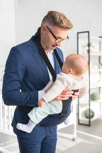 Felice Uomo Affari Guardando Figlia Neonata Baby Carrier — Foto Stock