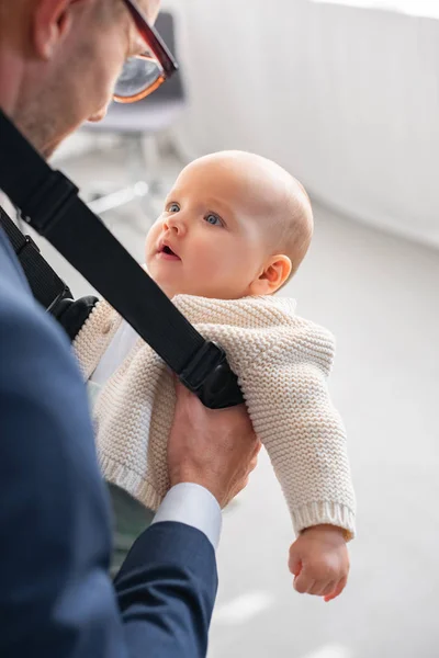 Selektiv Fokus För Nyfödda Dotter Tittar Far — Gratis stockfoto