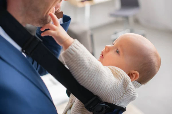Selektiv Fokus För Söt Baby Röra Ansiktet Pappa — Stockfoto