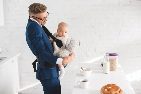 Hombre Negocios Hablando Teléfono Inteligente Sosteniendo Hija Bebé Mirando Osito — Foto de stock gratis