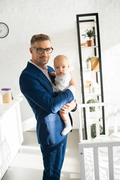 Bonito Empresário Segurando Infantil Filha Quarto — Fotografia de Stock