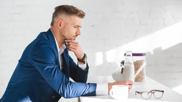 Pensoso Uomo Affari Che Legge Giornale Cucina Bianca — Foto Stock