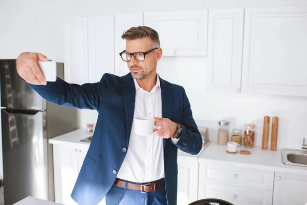 Hombre Negocios Confiado Tomando Selfie Sosteniendo Taza Con Bebida — Foto de Stock