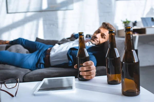 Flaschenwurf Der Hand Eines Betrunkenen Geschäftsmannes Der Auf Sofa Liegt — Stockfoto