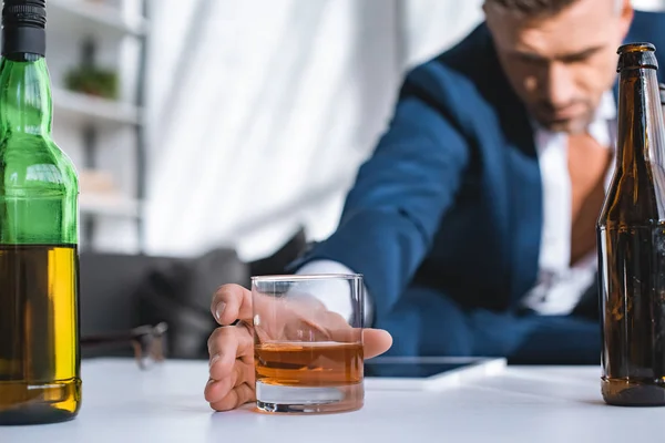 Selektiver Glasfokus Mit Whiskey Der Hand Eines Betrunkenen Geschäftsmanns — Stockfoto