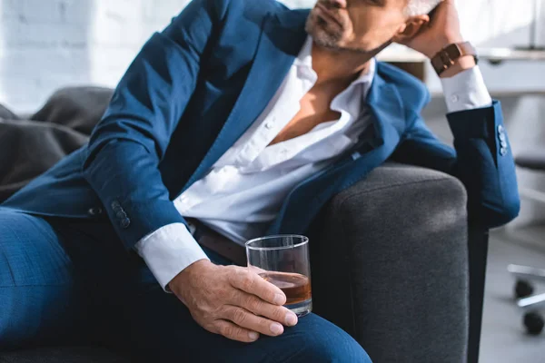 Beskuren Bild Affärsmannen Hålla Glas Med Alkohol Dryck — Stockfoto