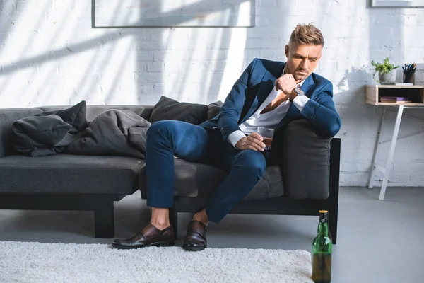 Pensativo Hombre Negocios Sentado Sofá Sosteniendo Vidrio Con Bebida Alcohólica — Foto de Stock