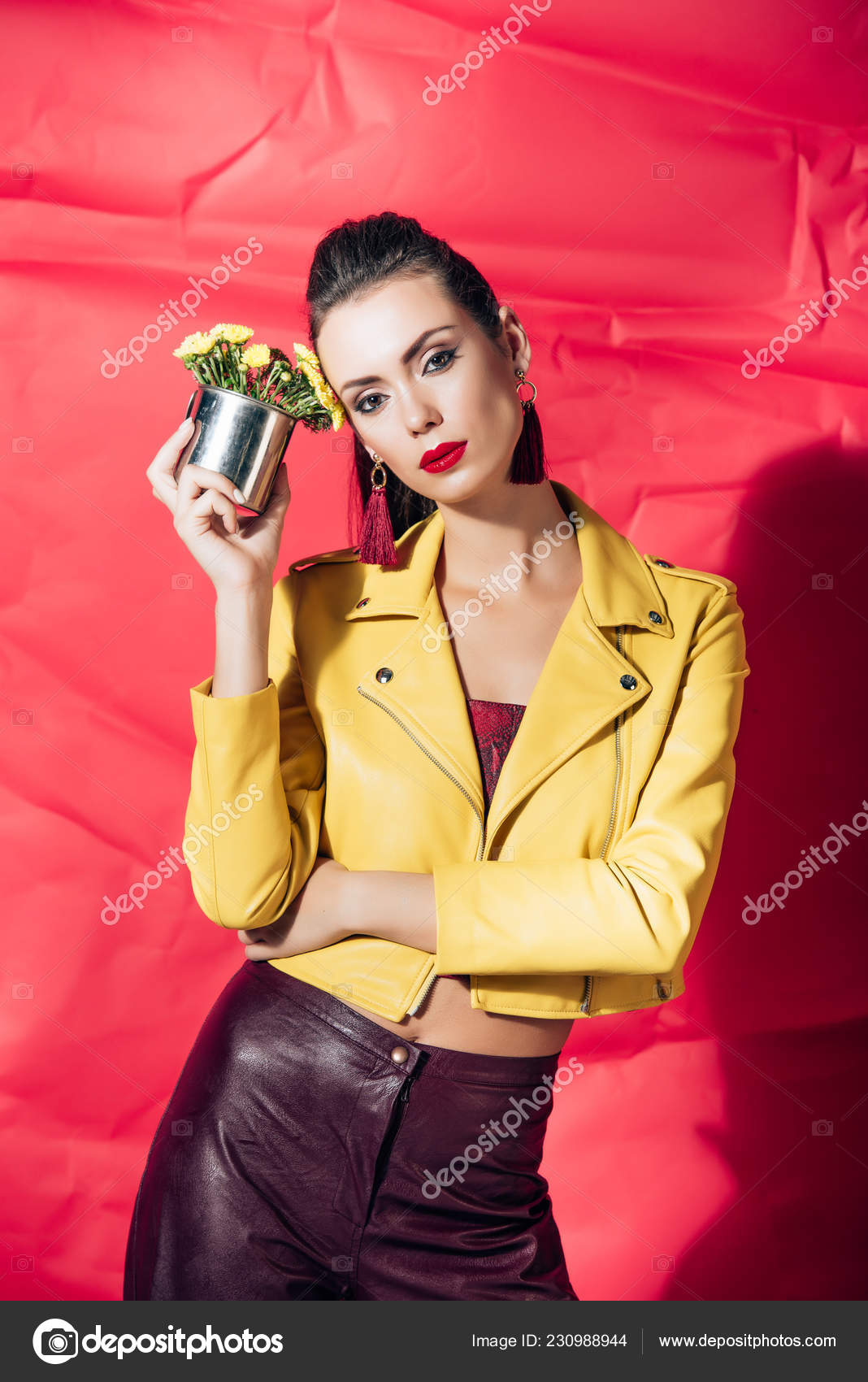 Menina Bonita Moda Jaqueta Couro Amarelo Posando Com Flores Fundo — Fotos  grátis © VitalikRadko #230988944