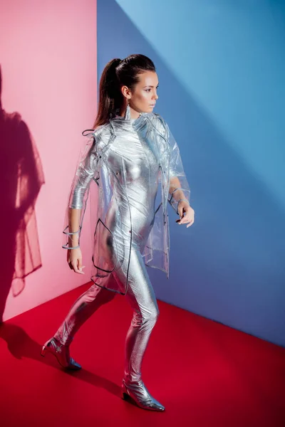 Hermoso Modelo Elegante Posando Traje Cuerpo Plata Impermeable Sobre Fondo —  Fotos de Stock