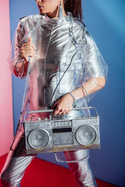 Beskuren Bild Flicka Silver Bodysuit Och Regnrock Poserar Med Boombox — Gratis stockfoto