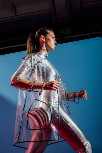 Elegant Snygg Tjej Metalliska Bodysuit Och Regnrock Poserar Med Silver — Gratis stockfoto