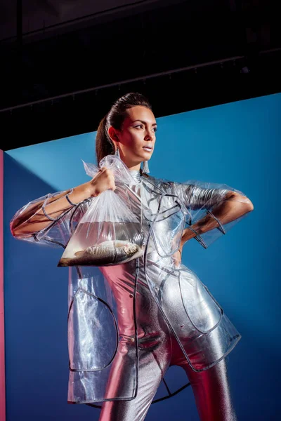 Schönes Modell Silbernem Body Und Regenmantel Mit Plastiktüte Mit Fisch — Stockfoto