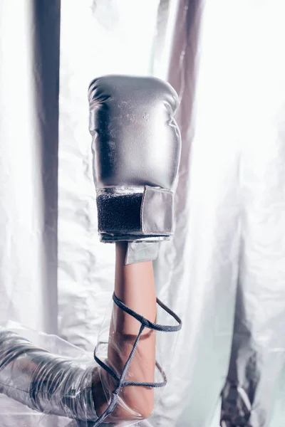Обрезанный Вид Девушки Серебряной Коробкой Перчатки Руке Металлическом Фоне — стоковое фото