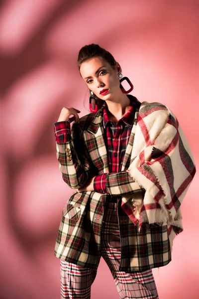 Attraktives Model Posiert Karierten Anzug Auf Rosa Hintergrund — Stockfoto
