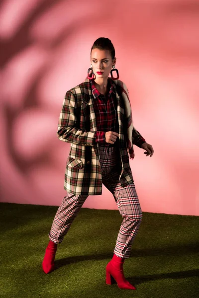 Beautiful Stylish Model Posing Checkered Suit Pink Background — Stock Photo, Image