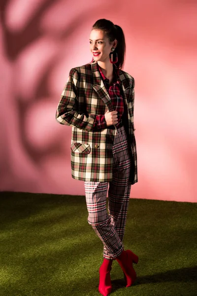 Mujer Joven Moda Posando Traje Cuadros Sobre Fondo Rosa —  Fotos de Stock