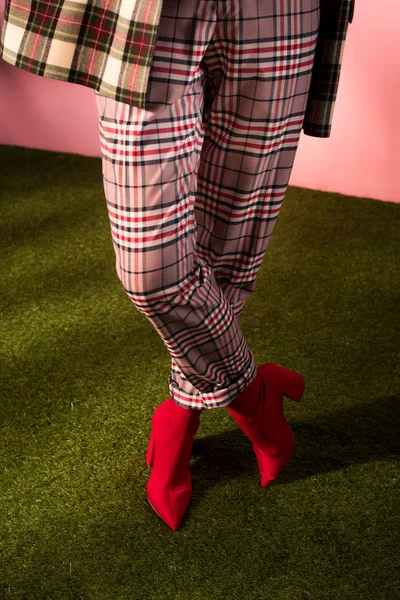 Cropped View Woman Posing Fashionable Checkered Pants Green Carpet — Stock Photo, Image