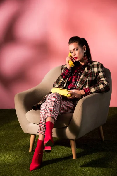 Fashionabla Kvinna Rutig Kostym Poserar Fåtölj Med Retro Rotary Telefon — Stockfoto