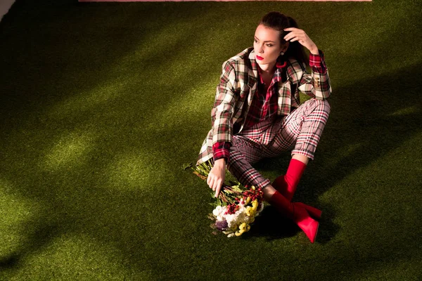 Giovane Donna Alla Moda Tuta Scacchi Posa Con Fiori Tappeto — Foto Stock