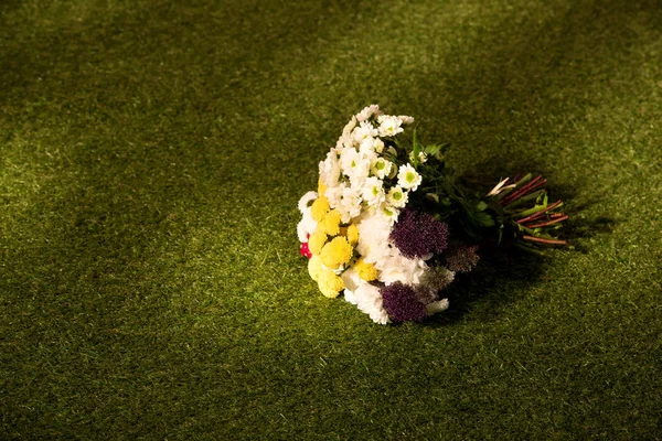 Buquê Flores Grama Verde Com Espaço Cópia — Fotografia de Stock Grátis