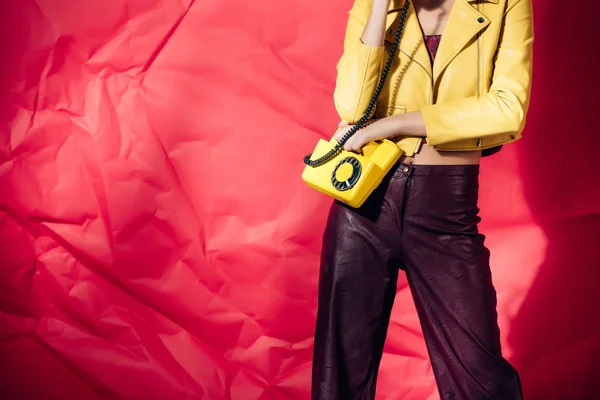 Vista Recortada Mujer Chaqueta Cuero Amarillo Posando Con Teléfono Giratorio — Foto de stock gratis