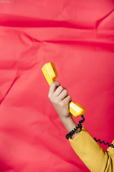 Recortado Vista Mujer Sosteniendo Amarillo Retro Teléfono Tubo Sobre Fondo — Foto de Stock