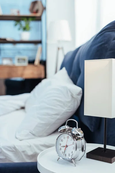 Selektive Fokussierung Von Wecker Und Lampe Heimischen Schlafzimmer — kostenloses Stockfoto