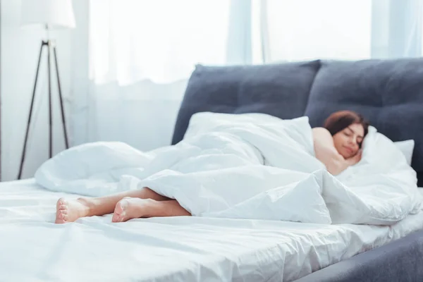 Foco Seletivo Menina Dormindo Cama Durante Horário Manhã Casa — Fotografia de Stock