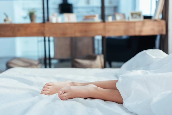 Imagen Recortada Las Piernas Femeninas Bajo Manta Cama Durante Tiempo — Foto de Stock