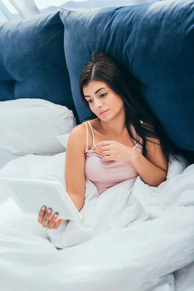 Νεαρή Γυναίκα Χρησιμοποιώντας Ψηφιακό Tablet Στο Κρεβάτι Κατά Διάρκεια Του — Δωρεάν Φωτογραφία