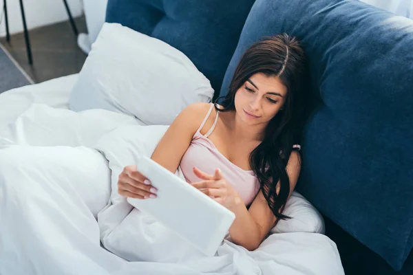 Високий Кут Зору Молодої Жінки Використовуючи Цифровий Планшет Ліжку Ранковий — Безкоштовне стокове фото