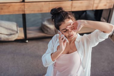 Uykulu kız Smartphone'da evde sabah zaman sırasında söz